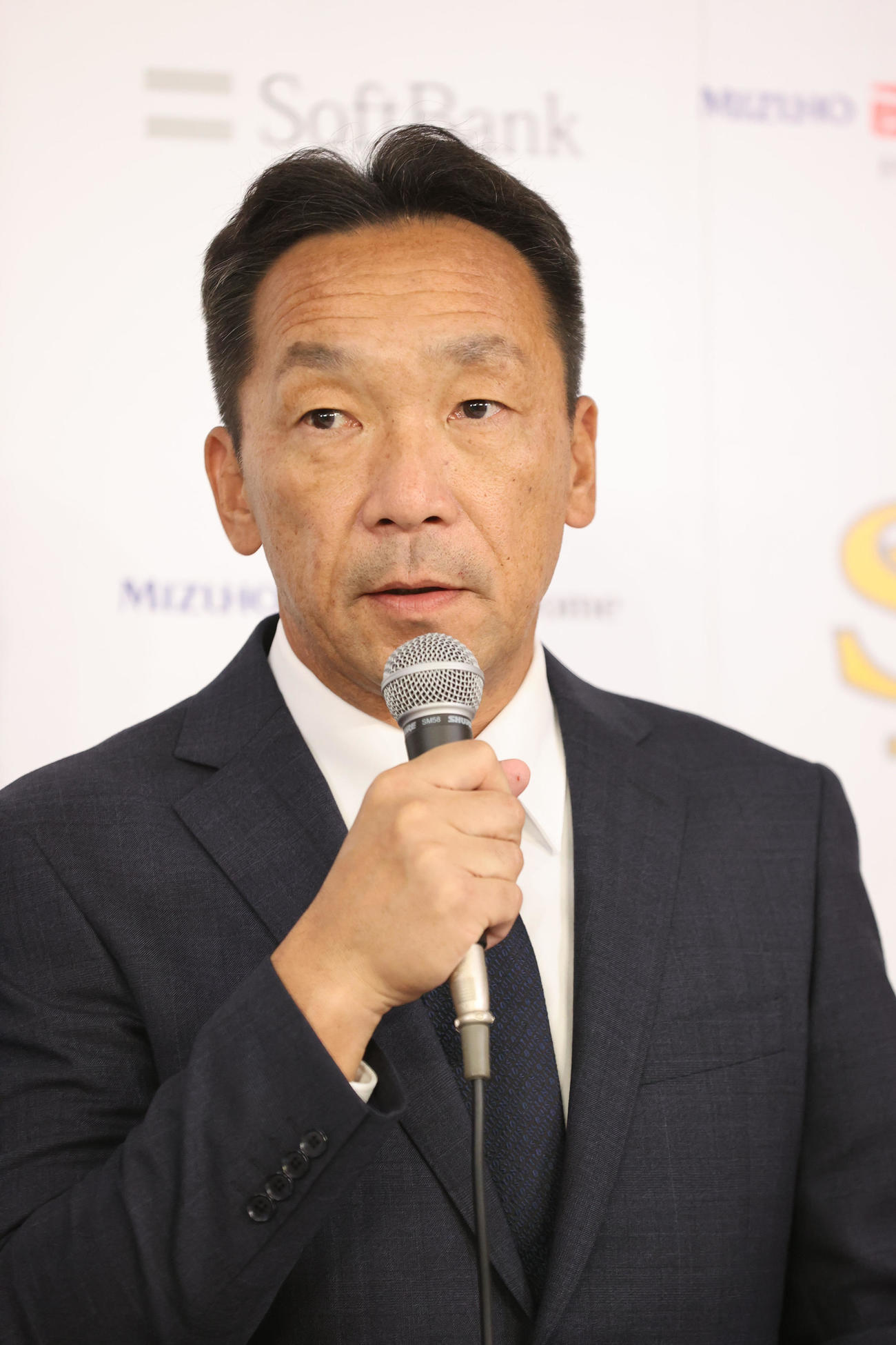 入団会見で話をする大越4軍監督（撮影・梅根麻紀）