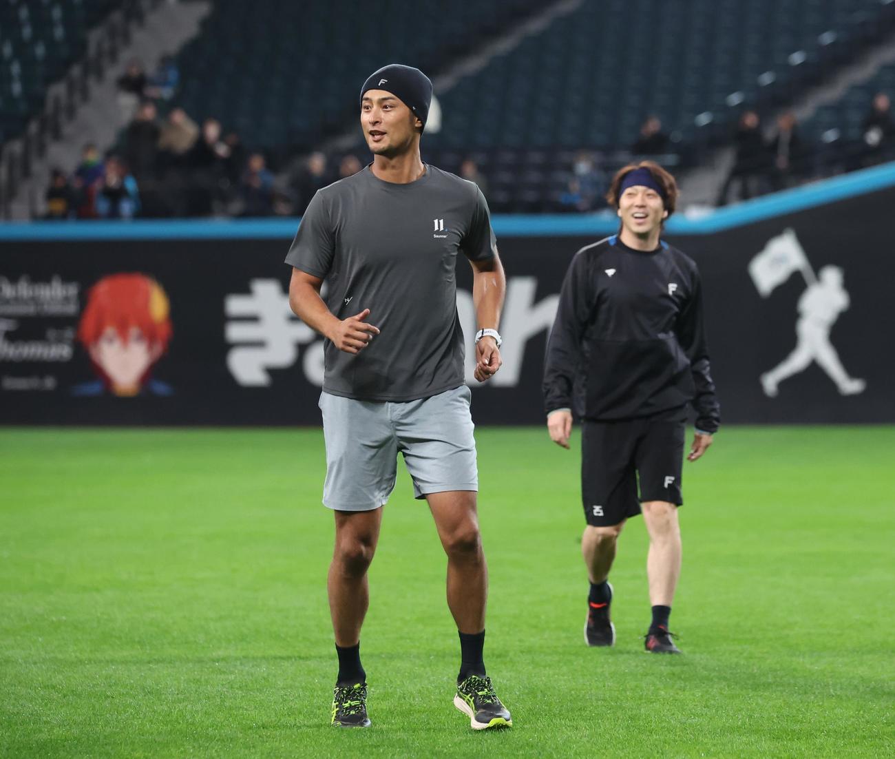 エスコンフィールド北海道で日本ハム宮西（右）とランニングするパドレスのダルビッシュ（撮影・黒川智章）