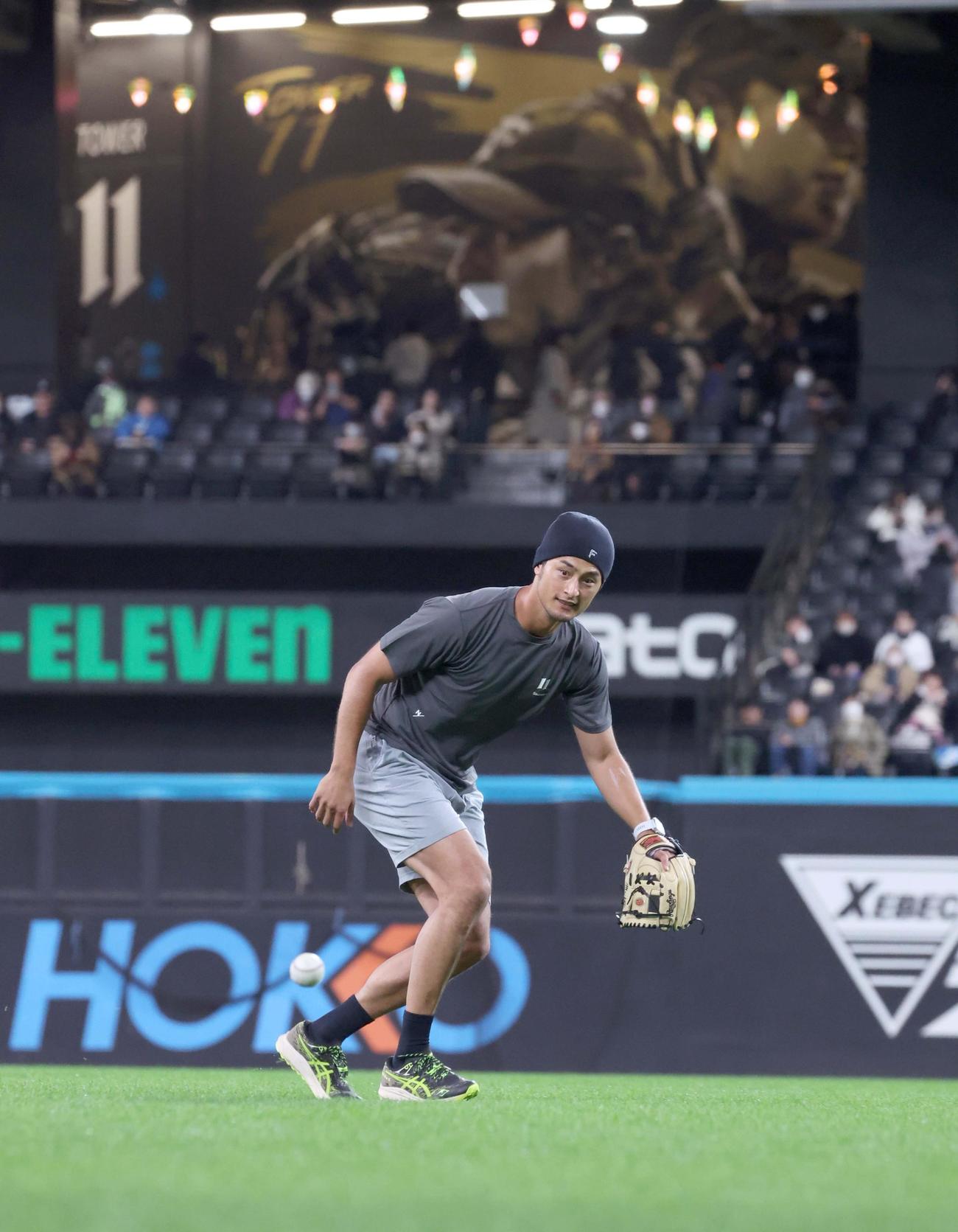 自身とドジャース大谷の壁画を背にノックを受けるパドレスのダルビッシュ（撮影・黒川智章）