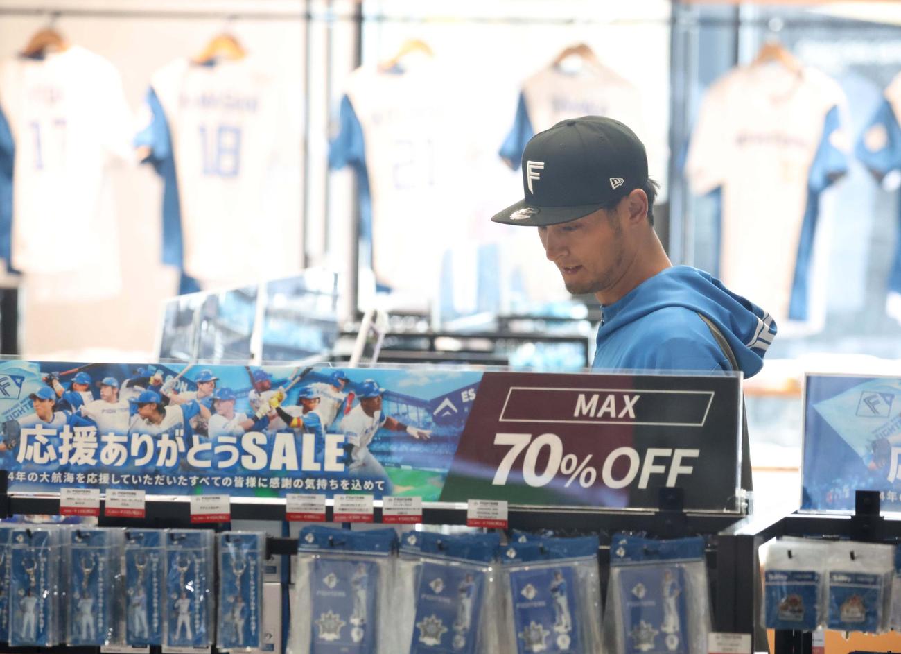 エスコンフィールド北海道のグッズショップで買い物をするパドレスのダルビッシュ（撮影・黒川智章）