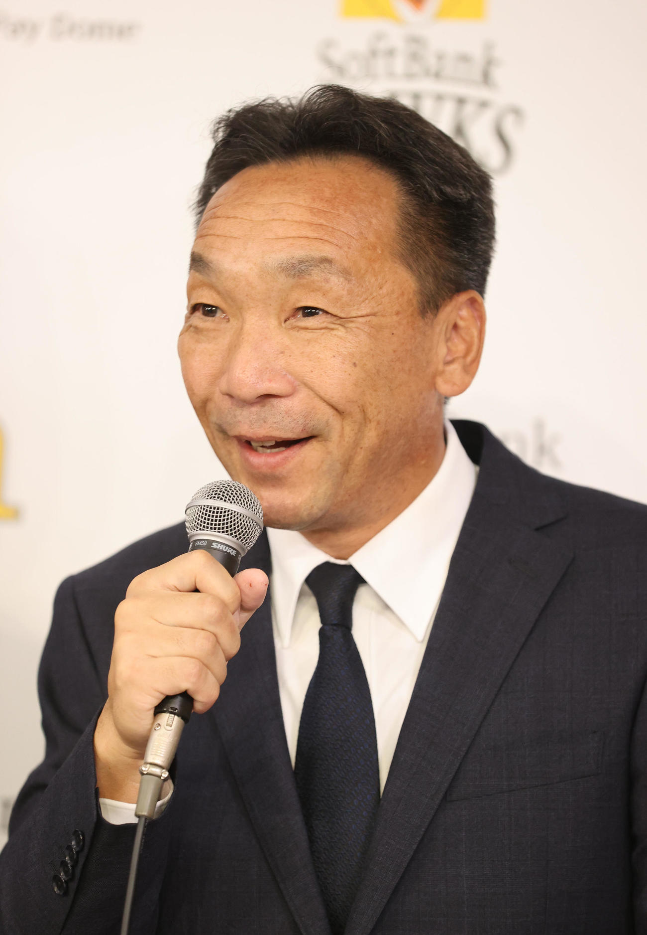 入団会見で話をする大越4軍監督（撮影・梅根麻紀）