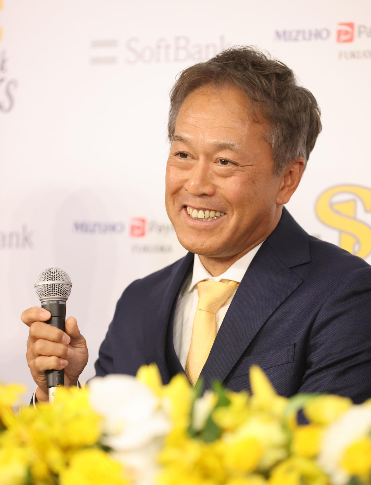 入団会見で話をする大西外野守備走塁兼作戦コーチ（撮影・梅根麻紀）