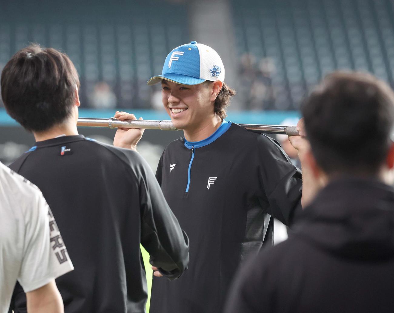 日本ハムの秋季キャンプに参加したマイカ与那嶺（撮影・黒川智章）