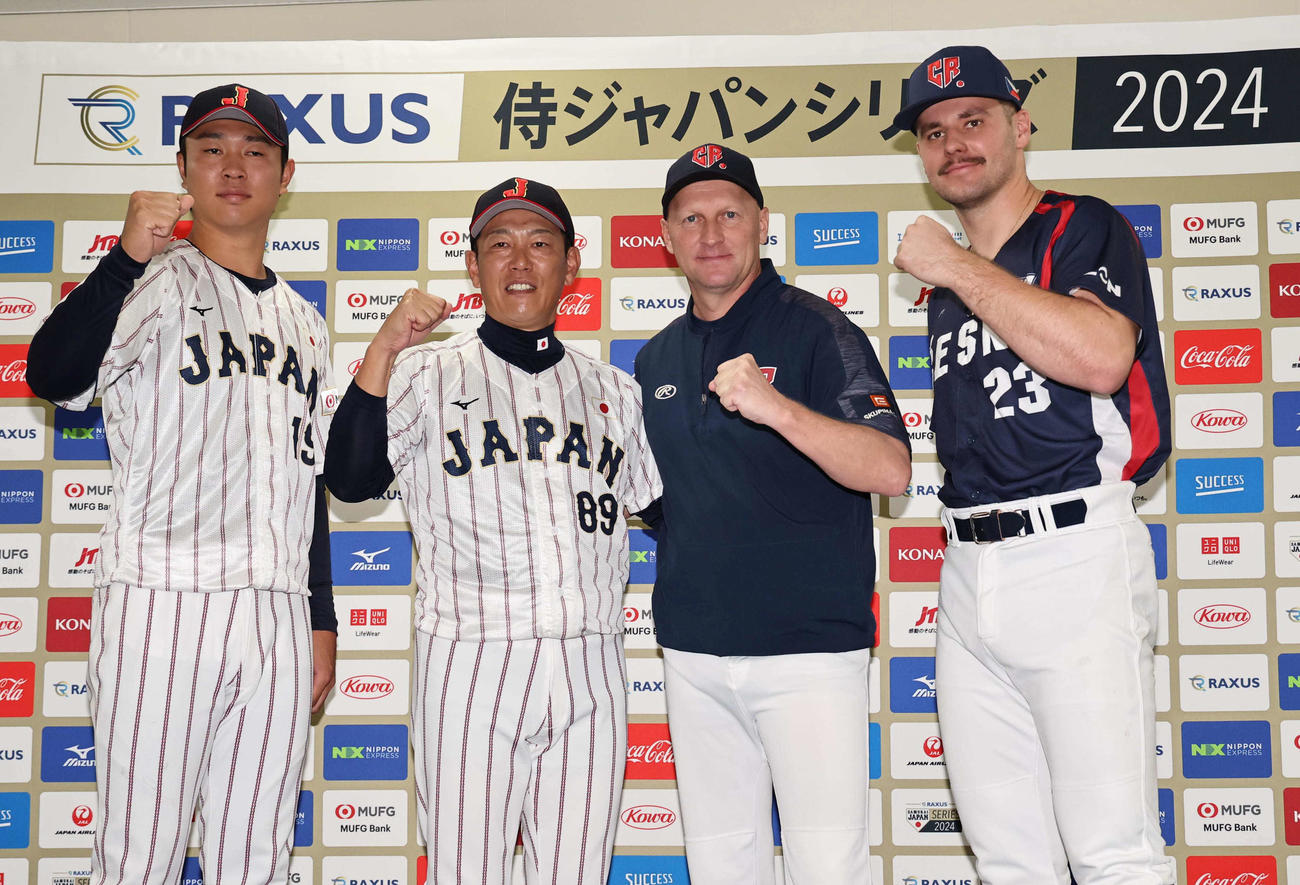 ガッツポーズをして健闘を誓う左から侍ジャパン高橋、井端監督、チェコ代表ハジム監督、パディサク投手（撮影・上田博志）