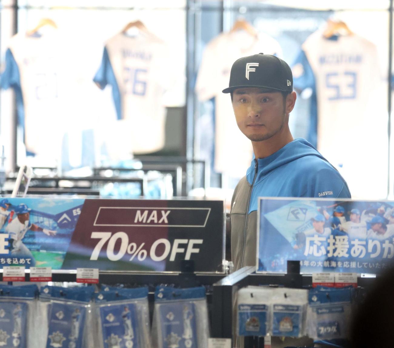エスコンフィールド北海道のグッズショップで買い物をするパドレスのダルビッシュ（撮影・黒川智章）