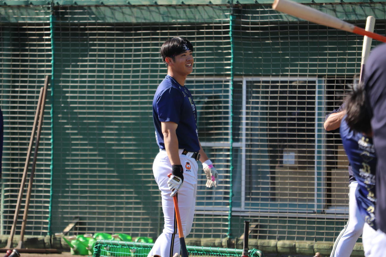 オリックス太田は高知秋季キャンプの練習中に笑顔を見せる