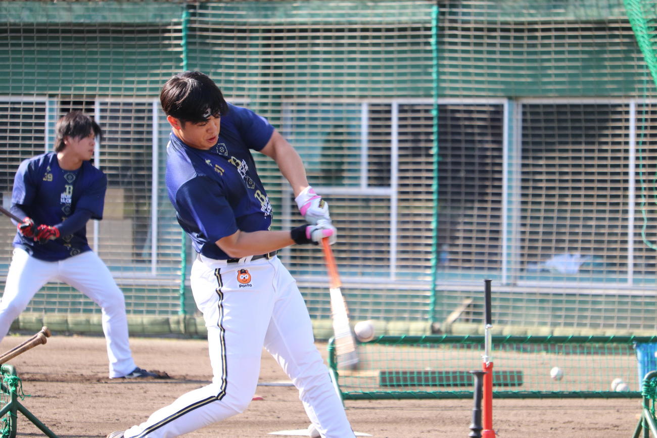 オリックス太田は高知秋季キャンプでティー打撃を行う