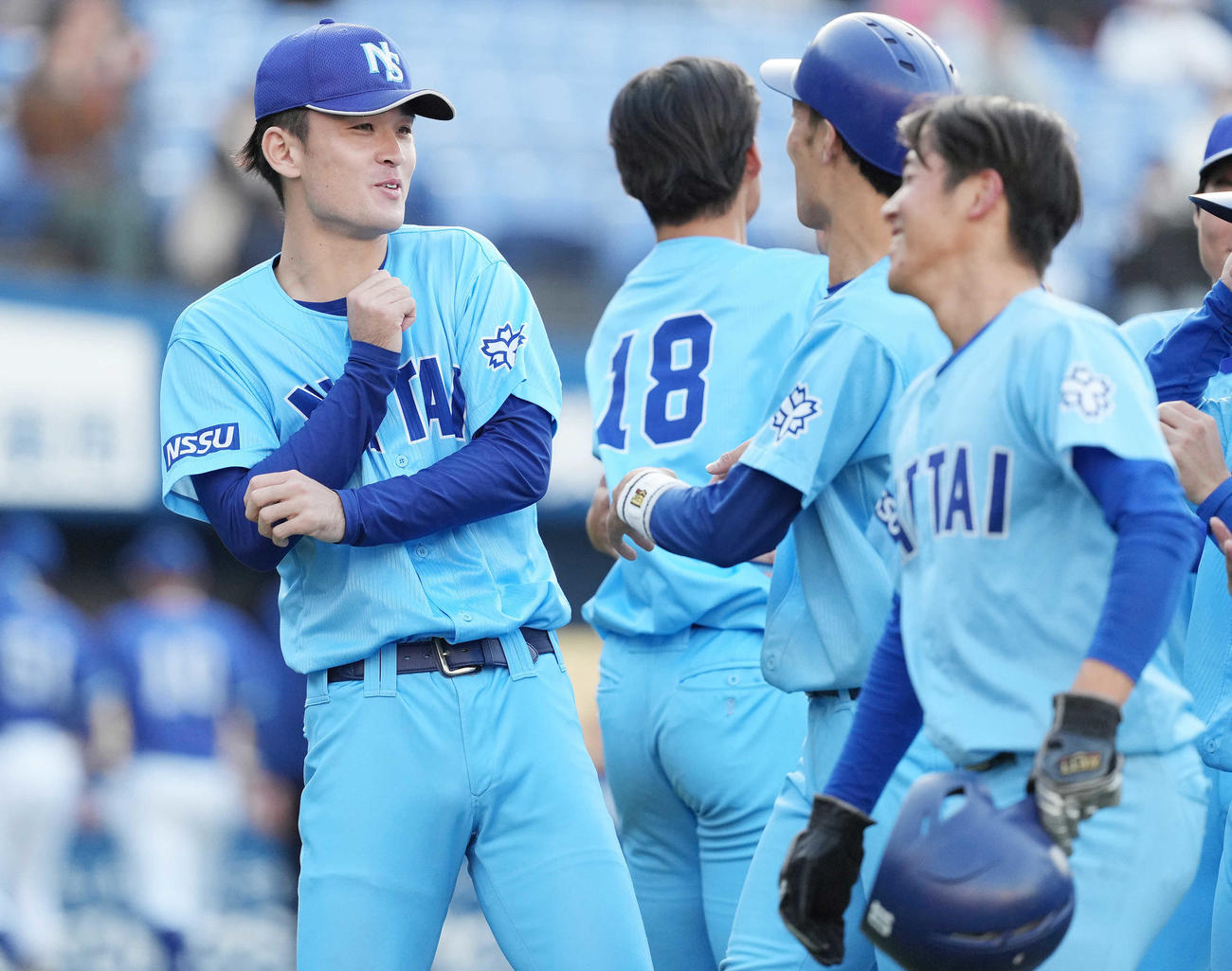 白鴎大対日体大　タイブレークでサヨナラ勝ちし、笑顔の日体大・寺西（左）（撮影・鈴木みどり）
