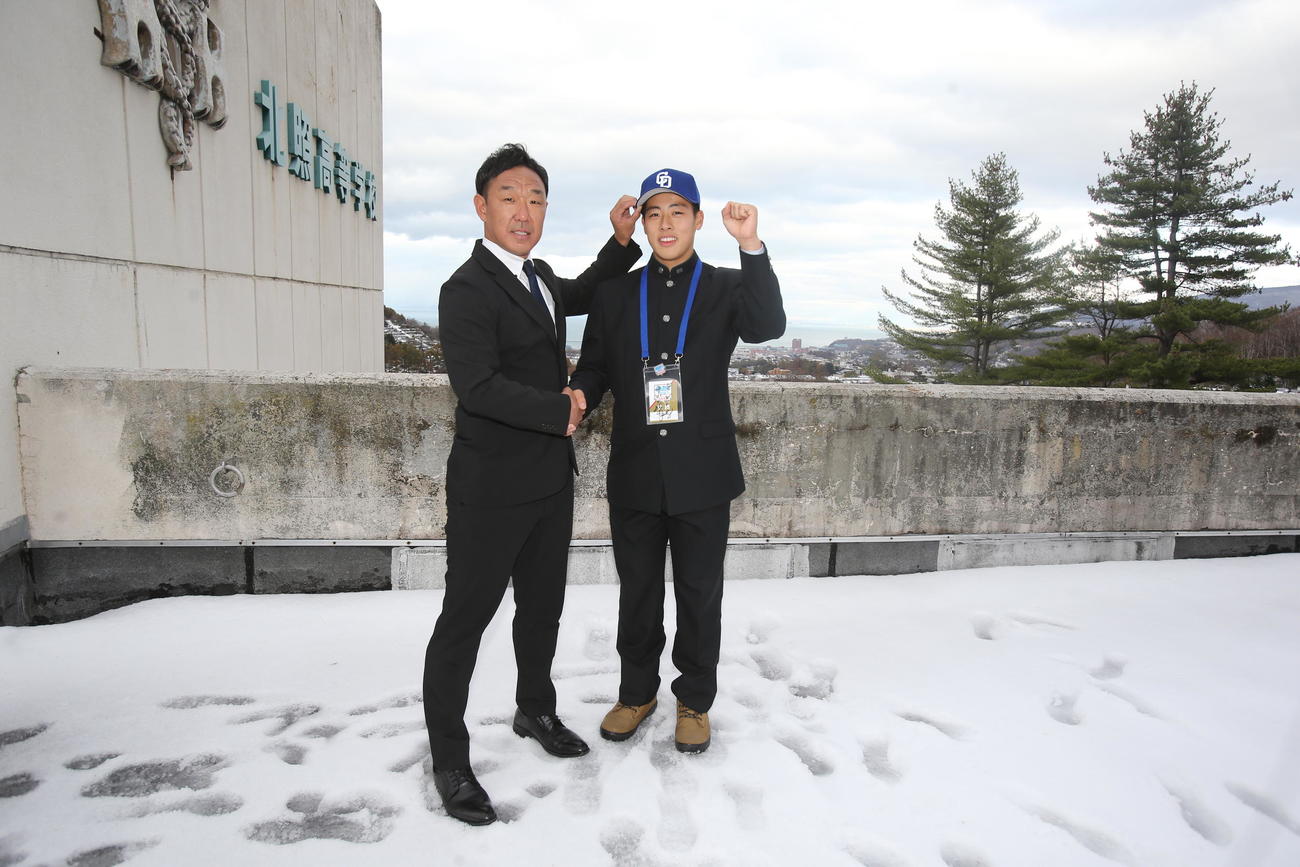 中日5位の北照・高橋（右）は雪景色の校舎屋上で八木スカウトと握手（撮影・中島洋尚）