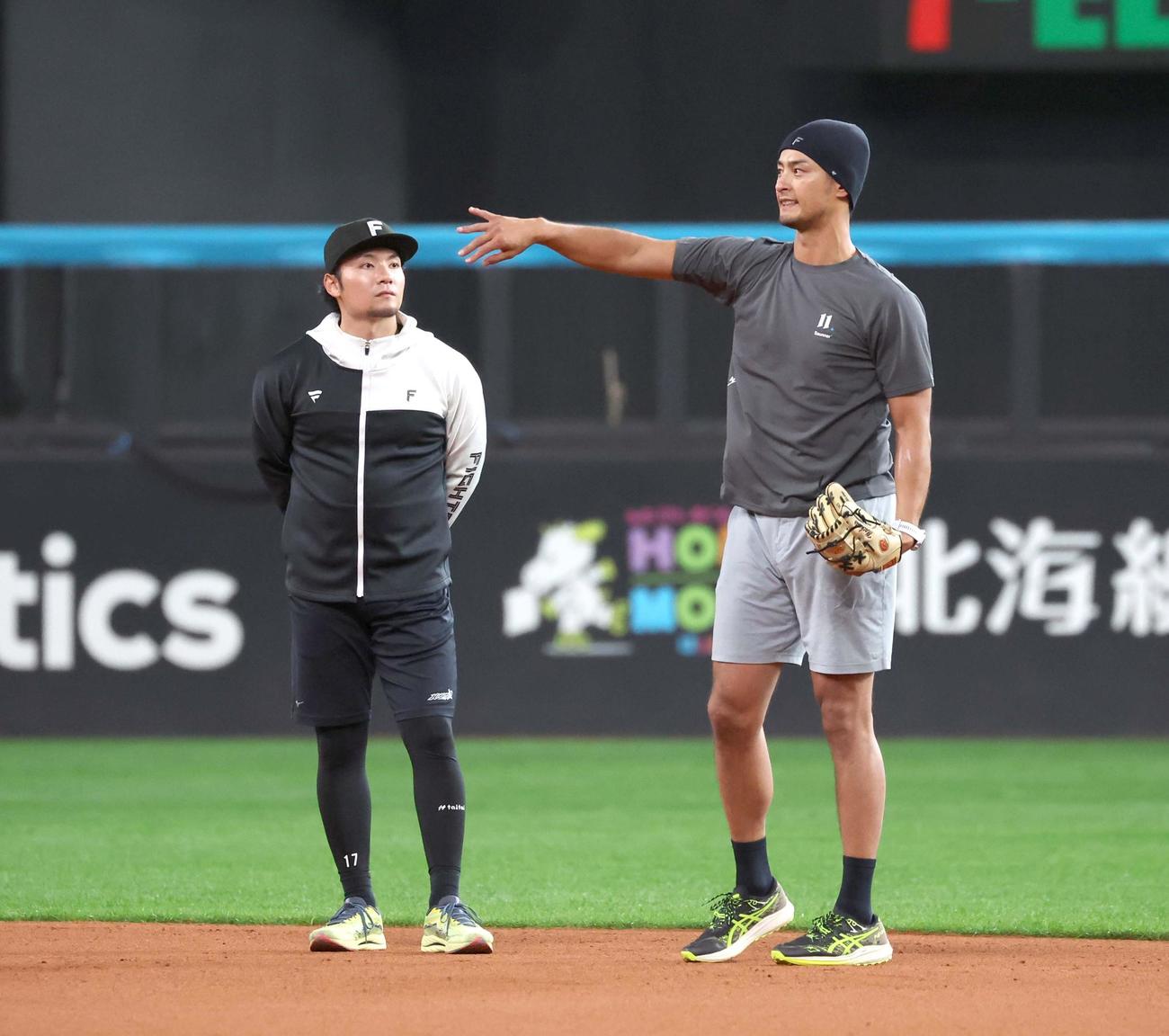 パドレスのダルビッシュ（右）と話す日本ハム伊藤（撮影・黒川智章）