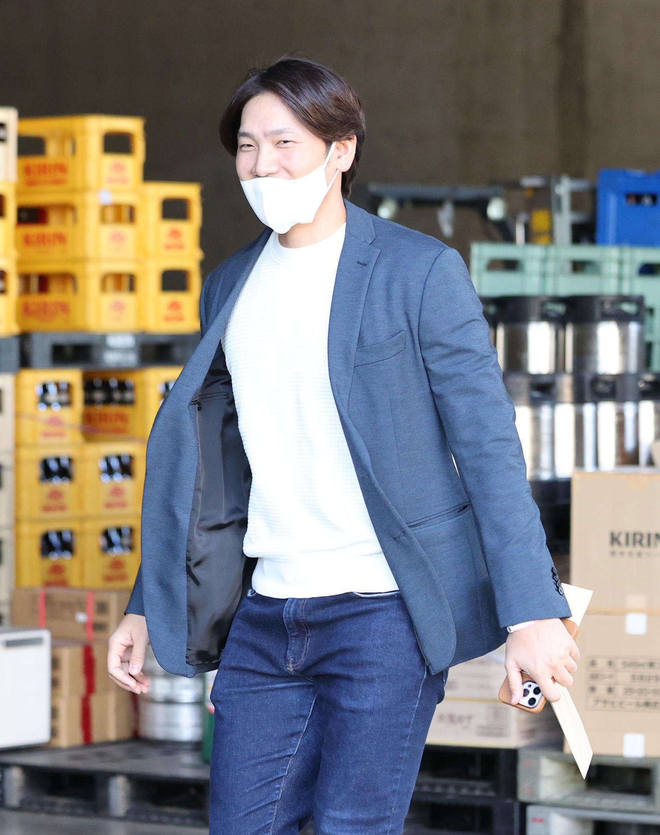 封書を手に球団事務所を訪れた石川（撮影・梅根麻紀）