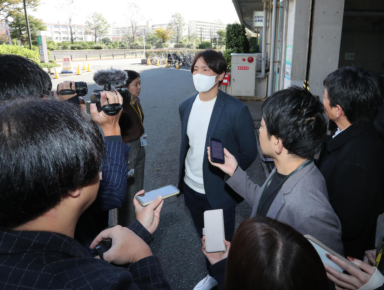 球団事務所を訪れた石川は報道陣に話をする（撮影・梅根麻紀）