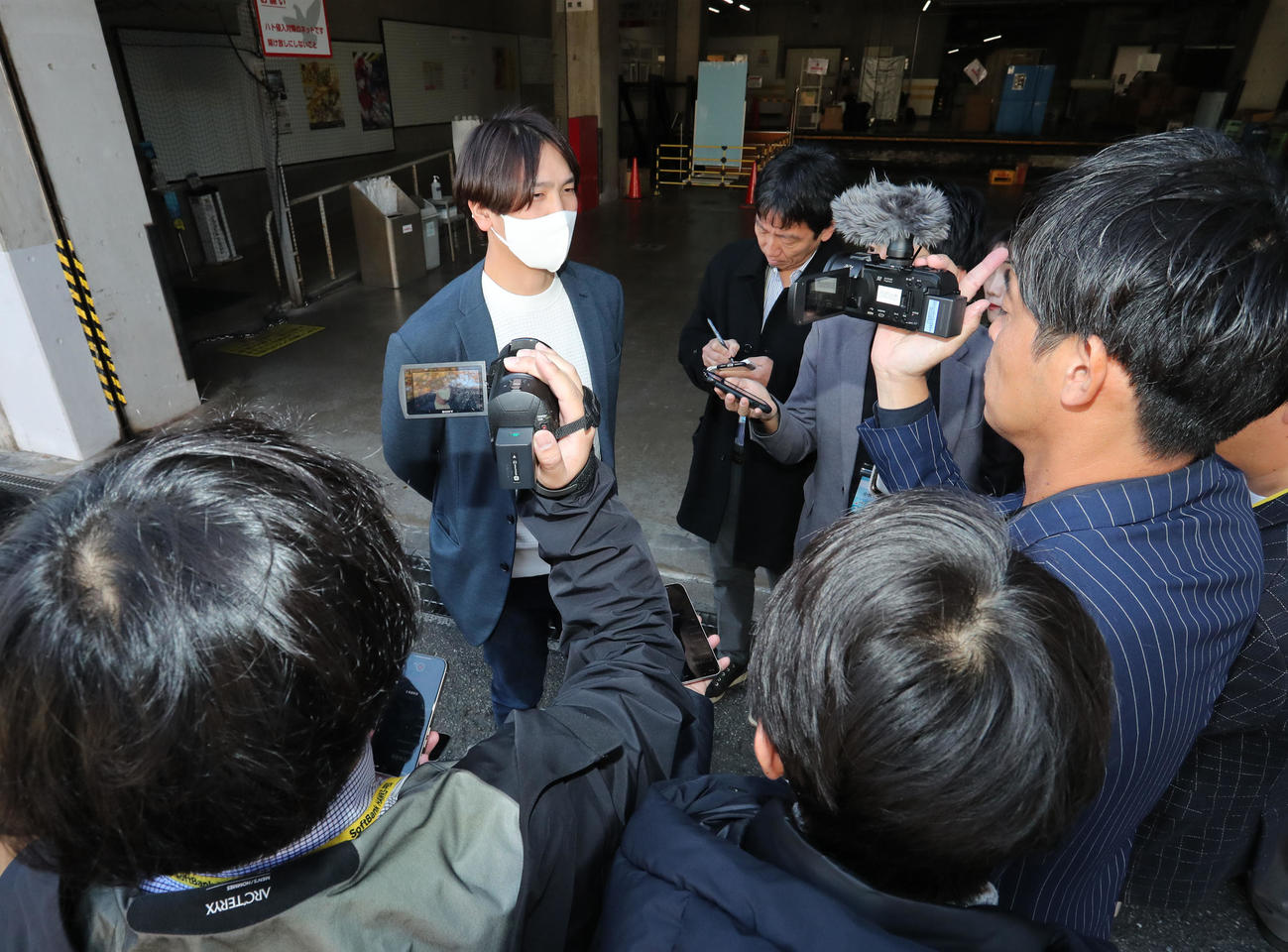 球団事務所を訪れた石川は報道陣に話をする（撮影・梅根麻紀）
