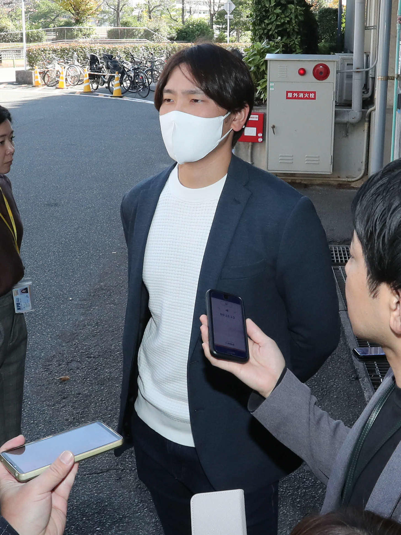 球団事務所を訪れた石川は報道陣に話をする（撮影・梅根麻紀）