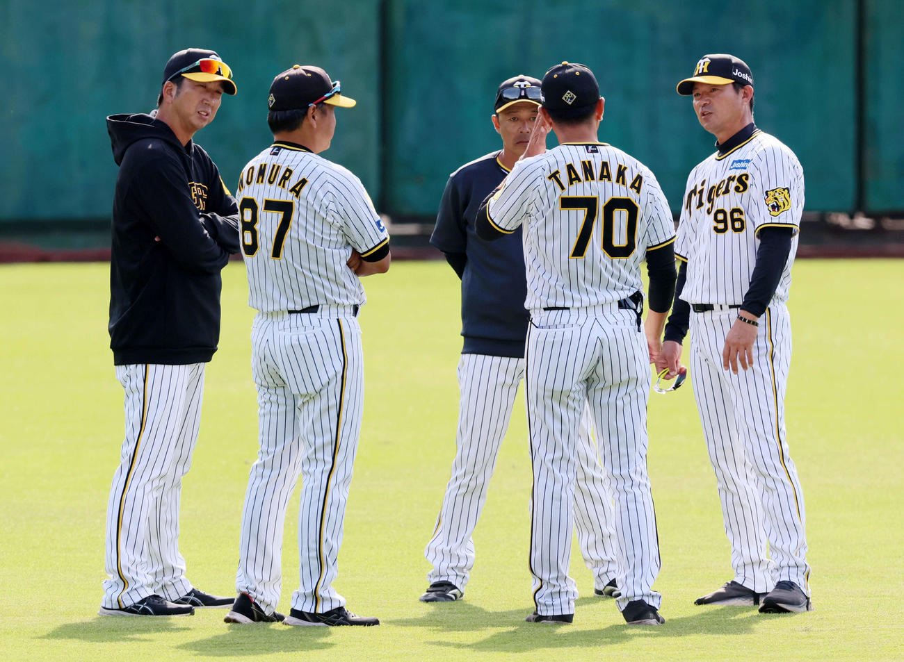野手のコーチ陣と話す藤川監督（撮影・加藤哉）