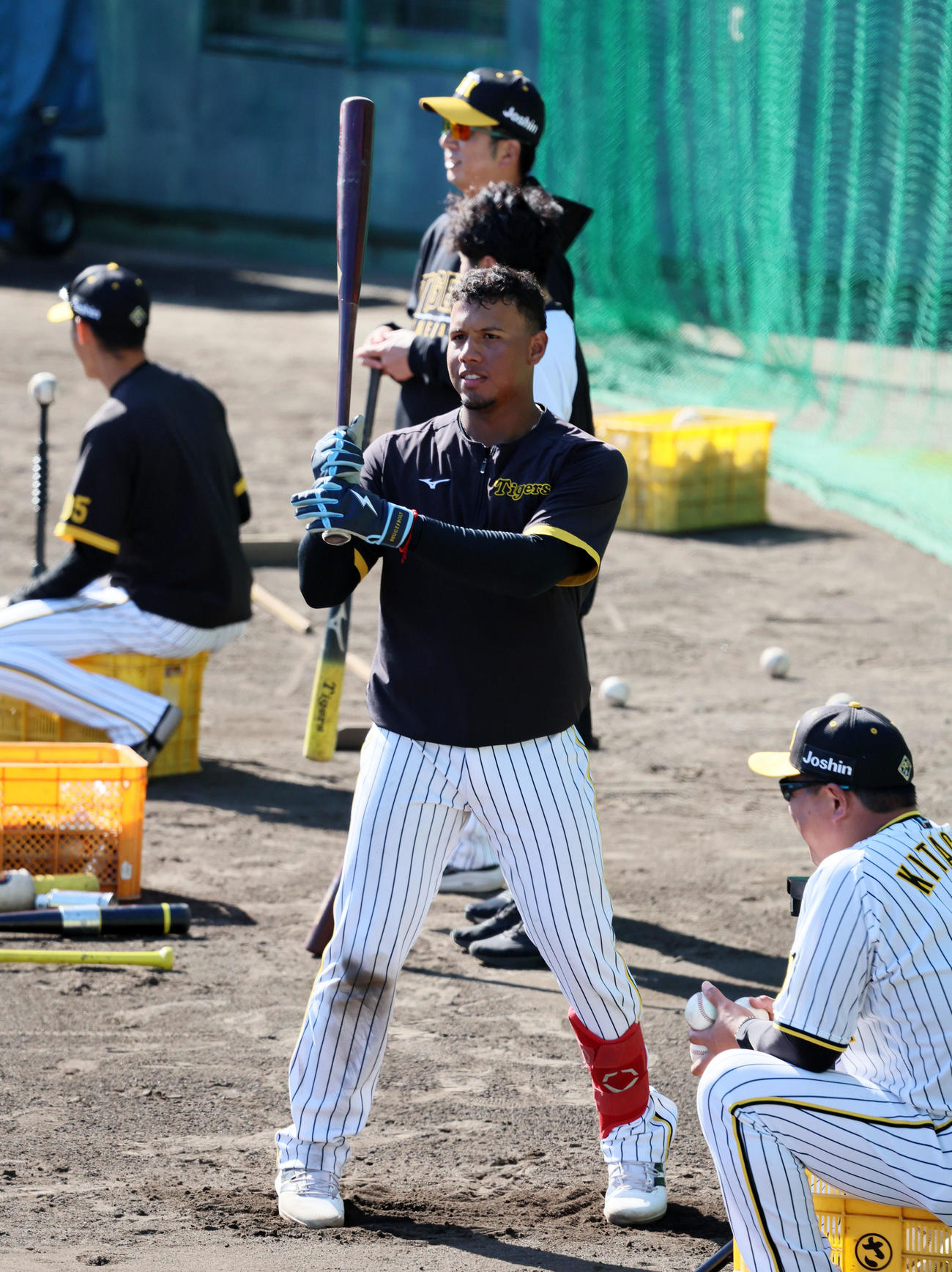 ティー打撃をするアルナエス（撮影・加藤哉）