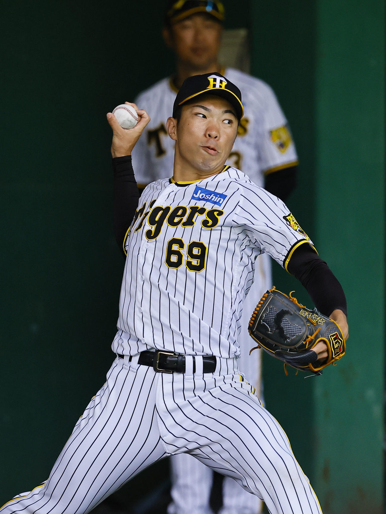 ブルペンで投球練習をする阪神石井（撮影・藤尾明華）