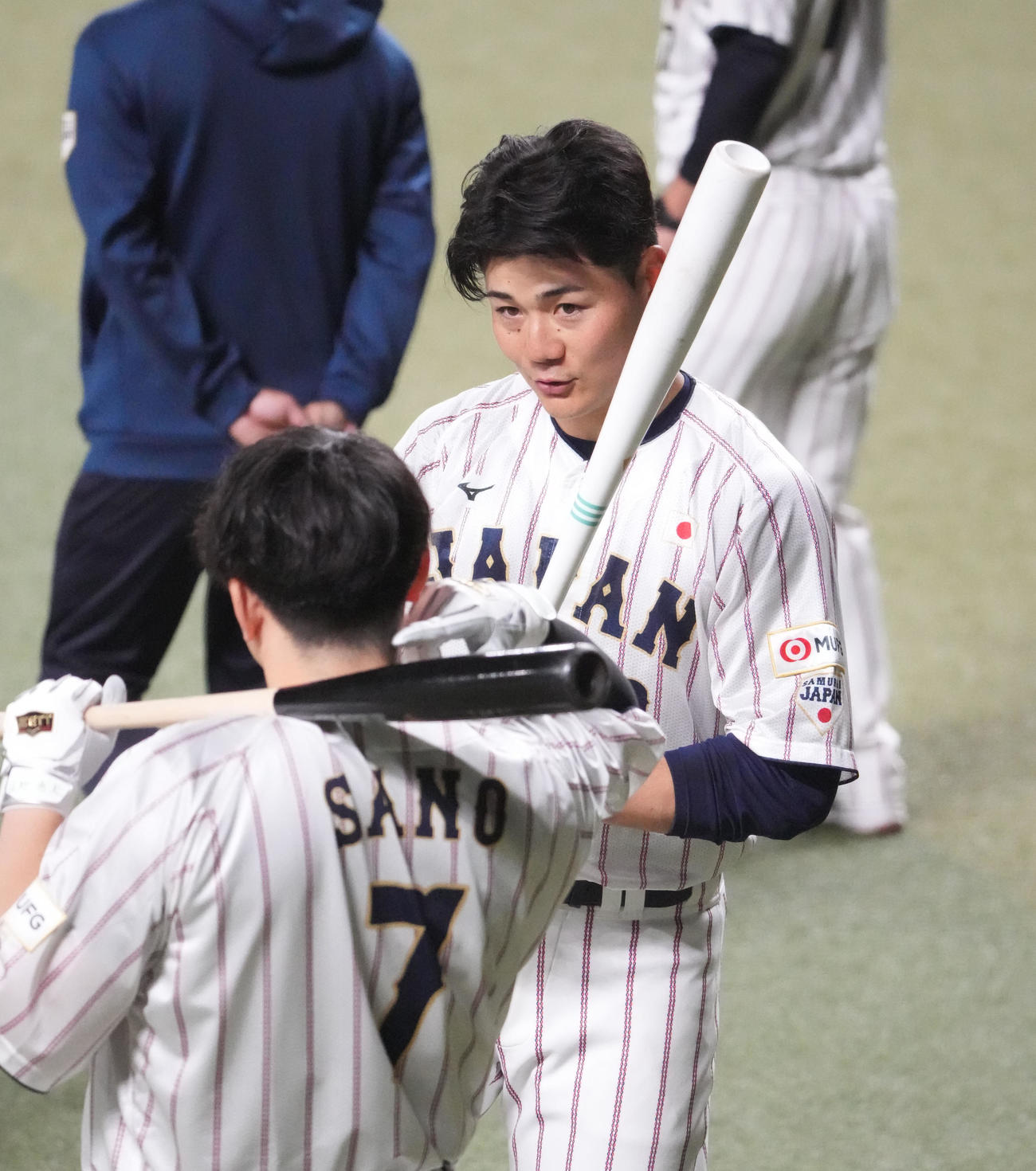 佐野と言葉を交わす清宮（右）（撮影・森本幸一）