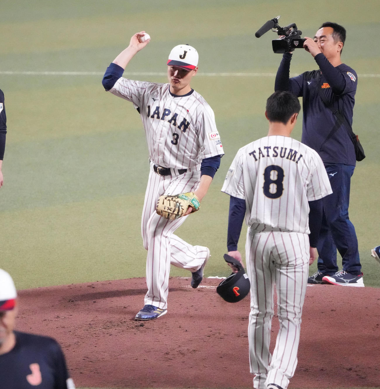 マウンドに上がり投球フォームを披露する清宮（撮影・森本幸一）