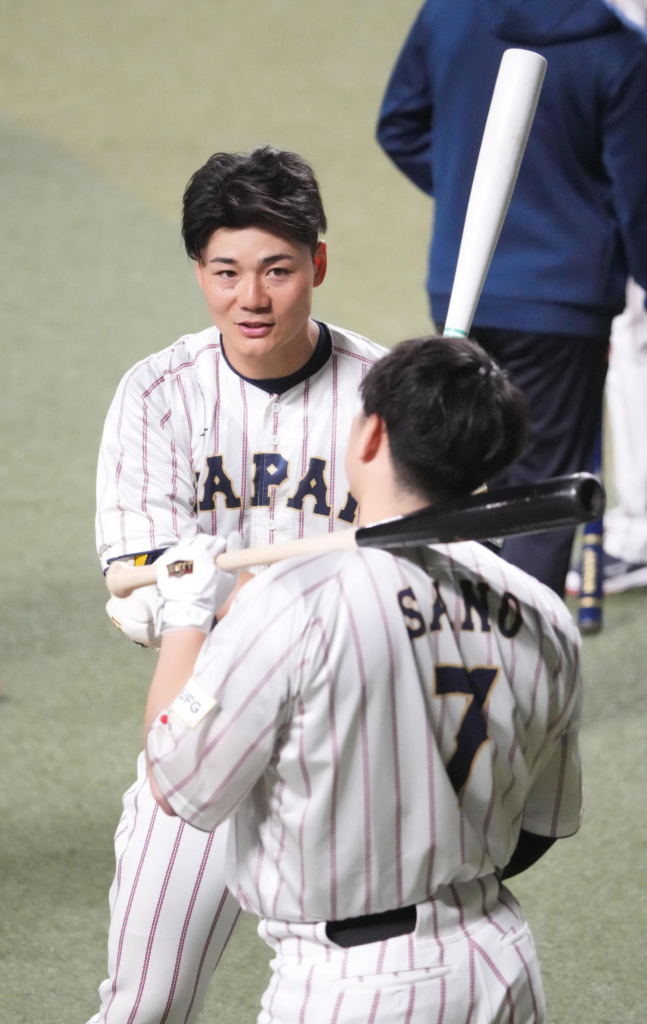 佐野と言葉を交わす清宮（右）（撮影・森本幸一）