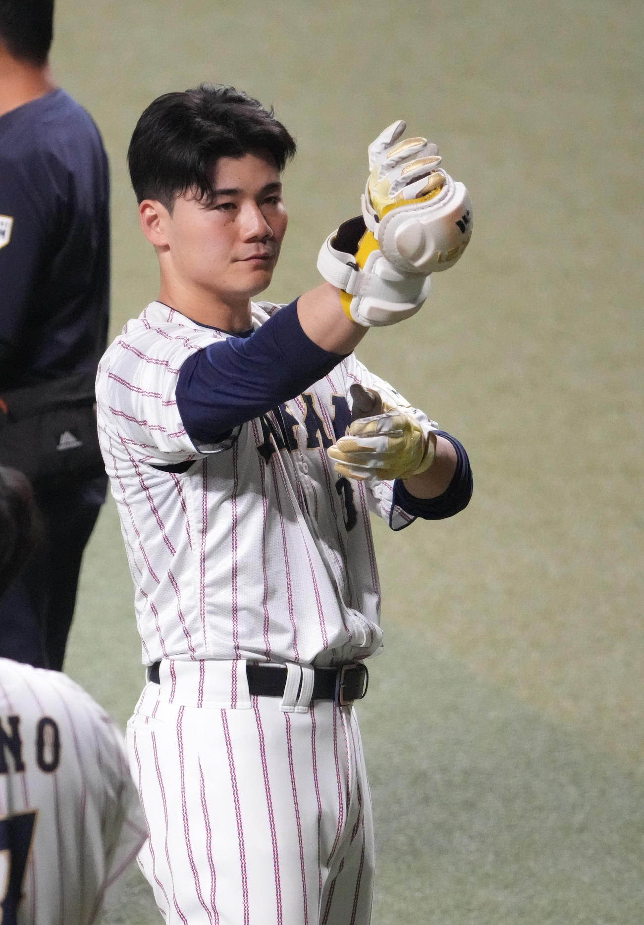 打撃練習を前にプロテクターを装着する清宮（撮影・森本幸一）