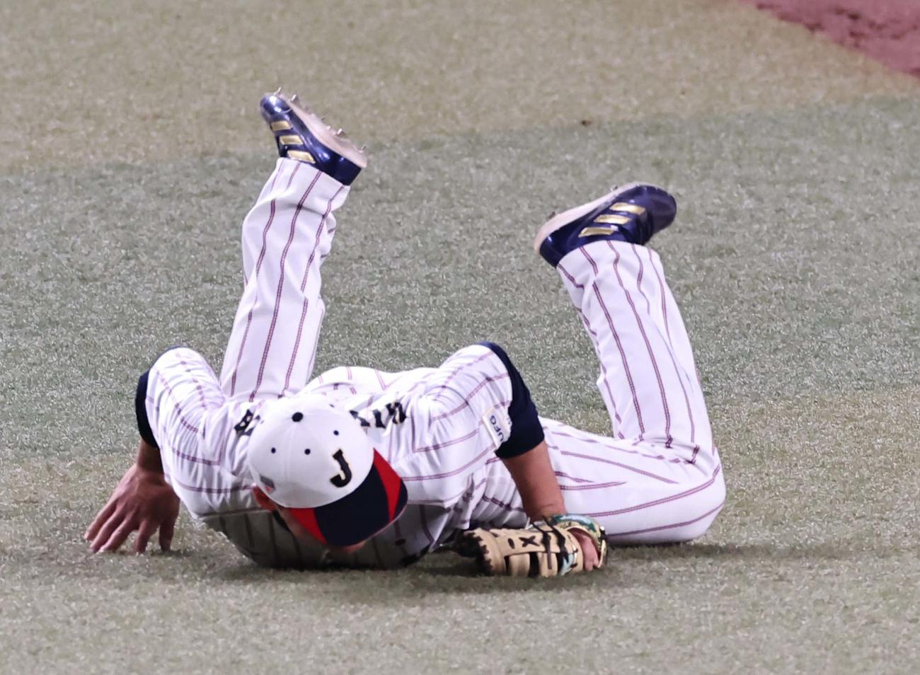 守備練習でボールに飛びつく清宮（撮影・上田博志）