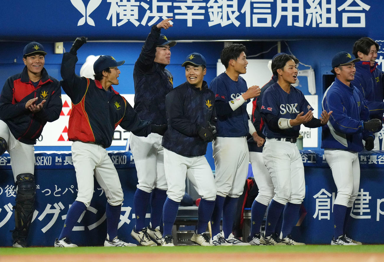 日体大対創価大　7回裏創価大2死一、二塁、中沢が左越え2点適時三塁打を放ち歓喜する創価大ナイン（撮影・横山健太）