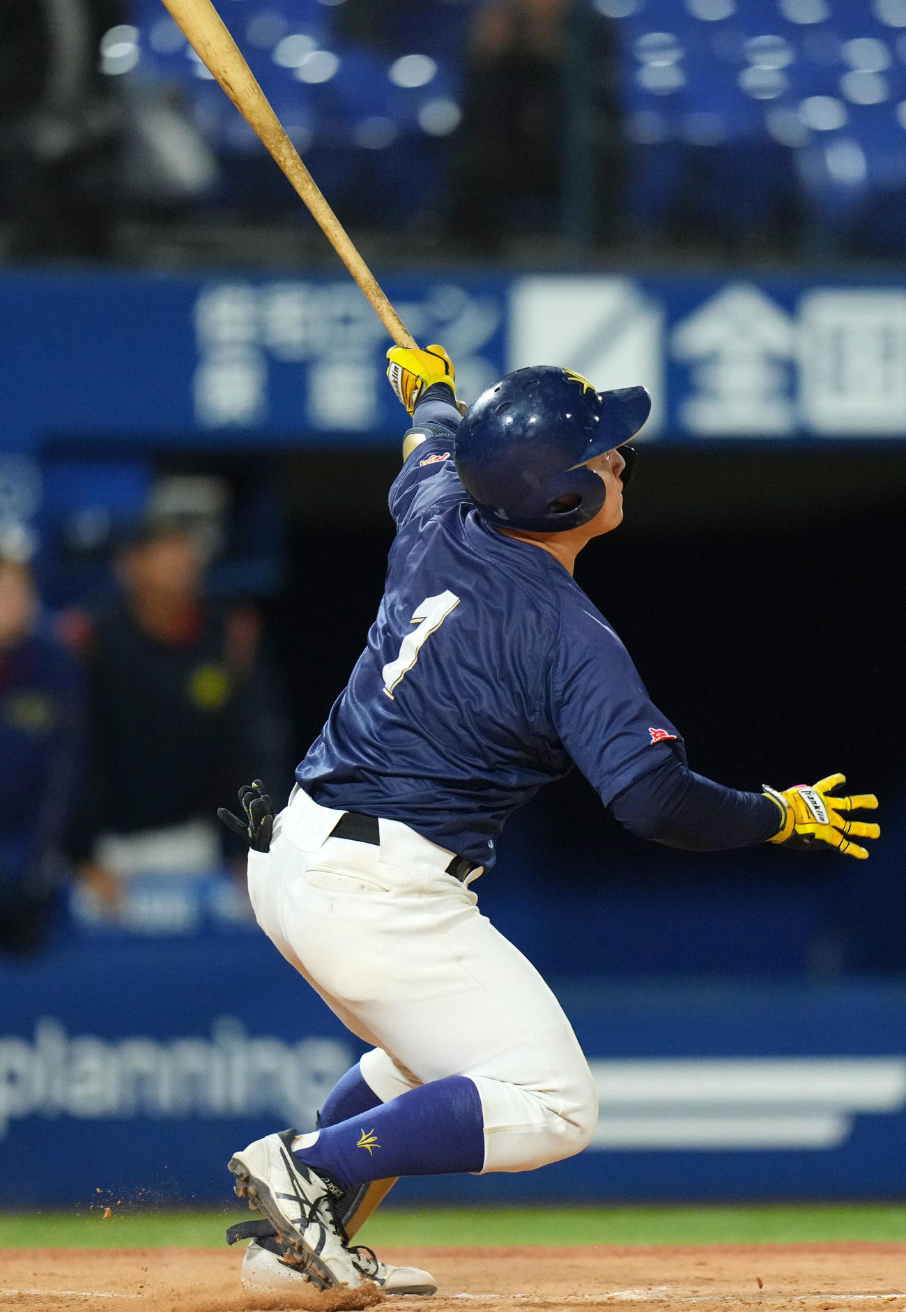 日体大対創価大　7回裏創価大2死一、二塁、左越え2点適時三塁打を放つ中沢（撮影・横山健太）