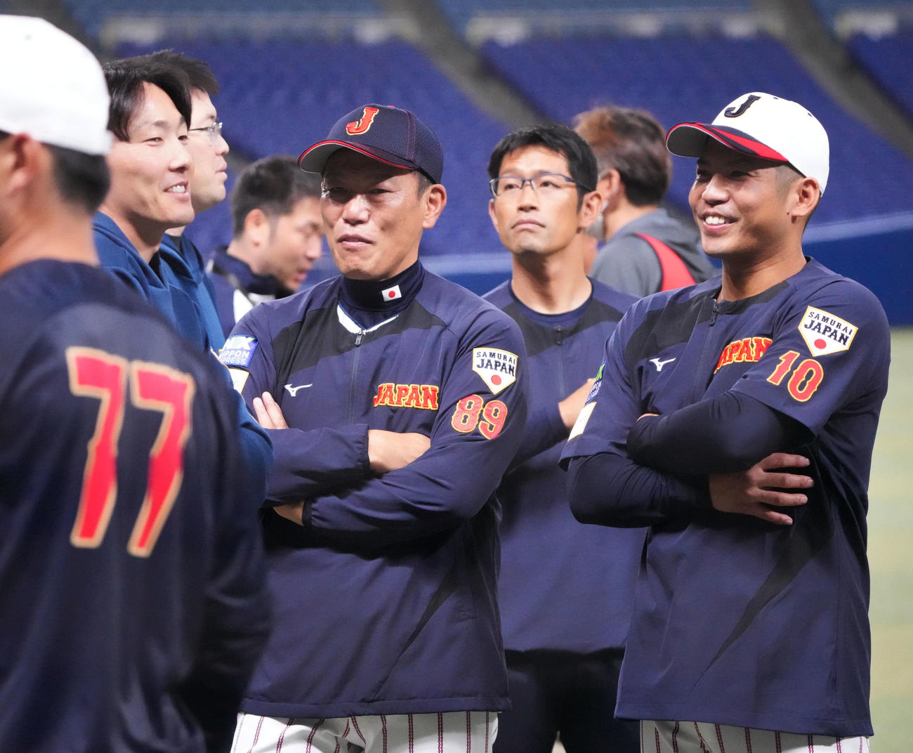 桑原と言葉を交わす井端監督（中央）（撮影・森本幸一）