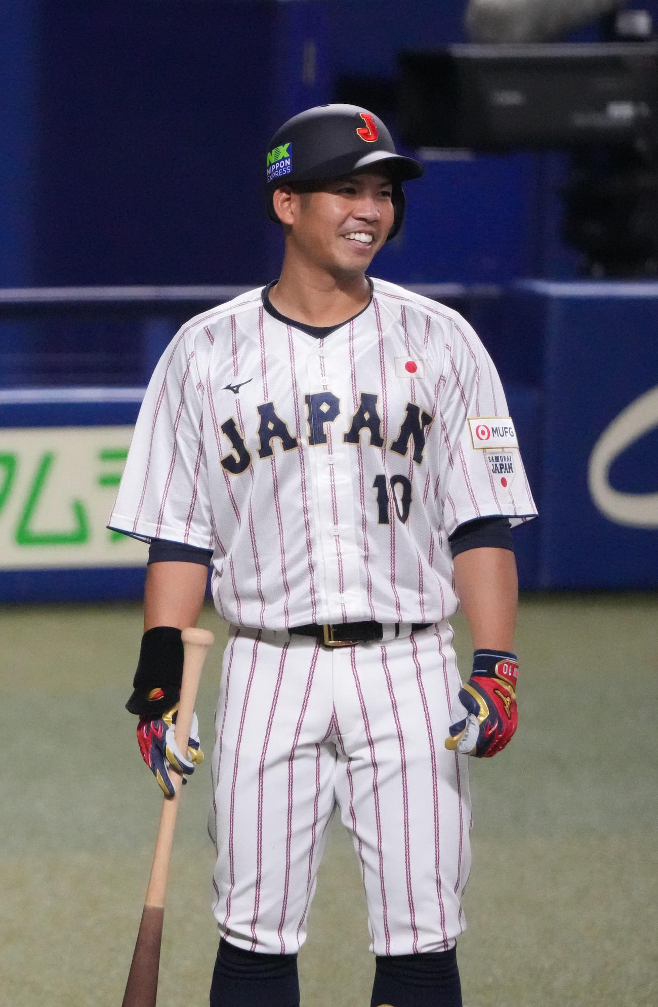 明るい表情で練習を見つめる桑原（撮影・森本幸一）