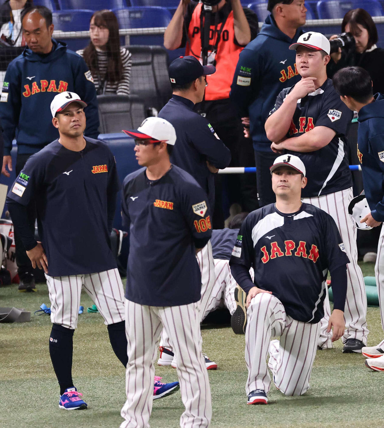 牧（右）は井端監督（中央）と話をする。左は桑原、右手前は佐野（撮影・上田博志）