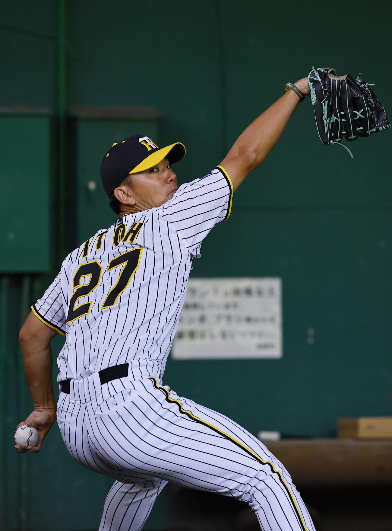 ブルペンでシュートをン投げる阪神伊藤将（撮影・藤尾明華）