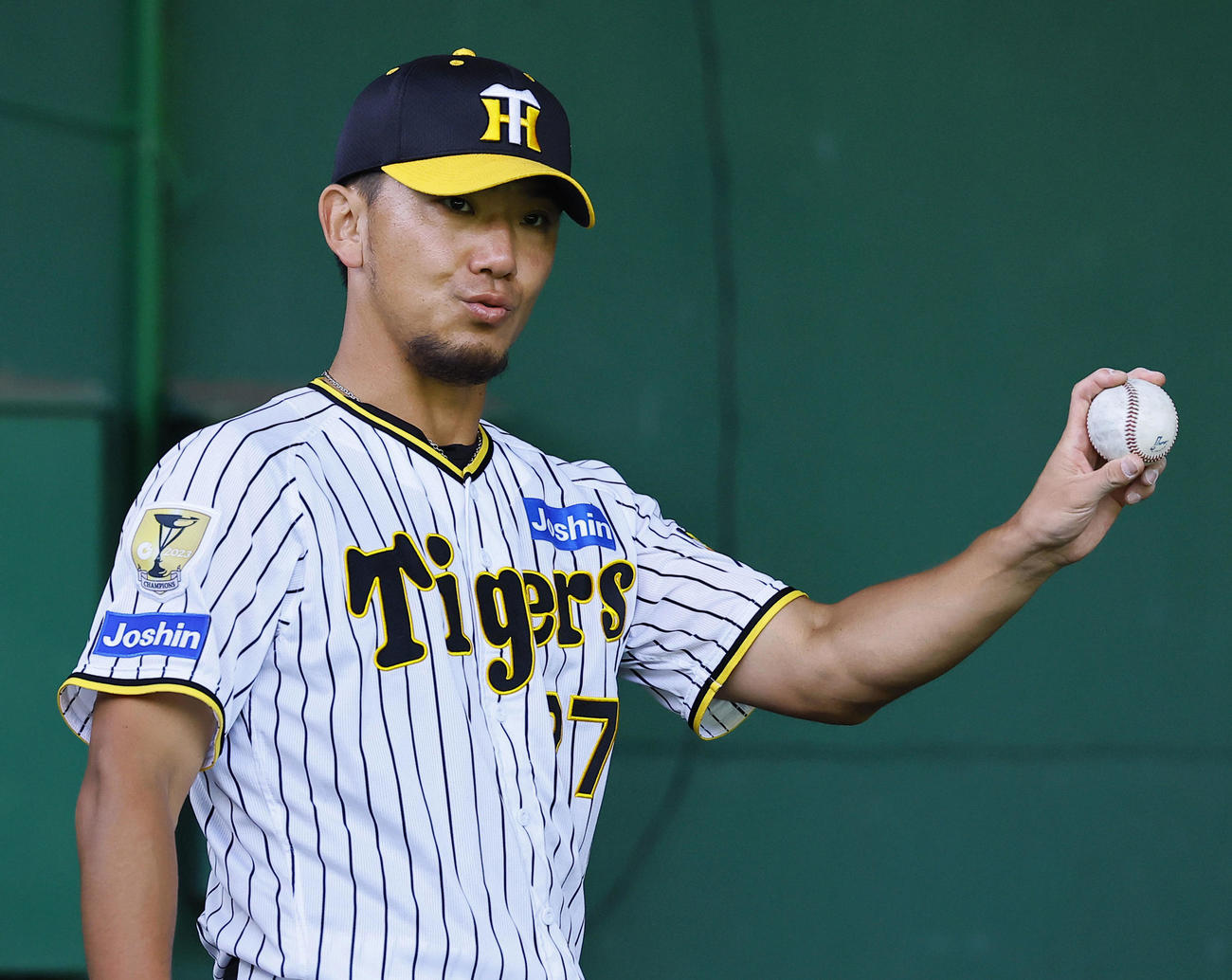 ブルペンでシュートをン投げる阪神伊藤将（撮影・藤尾明華）