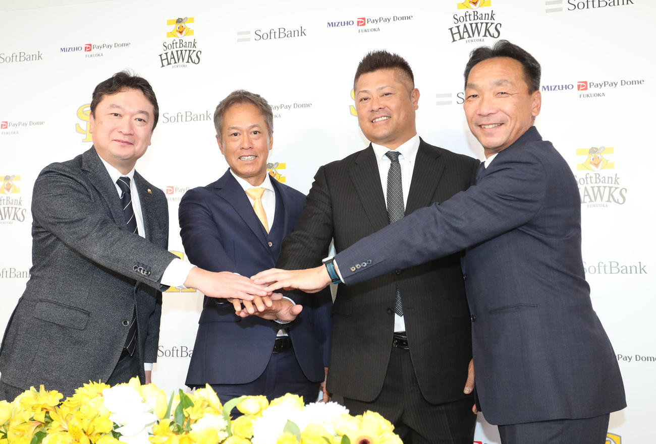 入団会見を終えガッツポーズをつくる左から三笠杉彦GM、大西崇之外野守備走塁兼作戦コーチ、細川亨3軍バッテリーコーチ、大越基4軍監督（撮影・梅根麻紀）