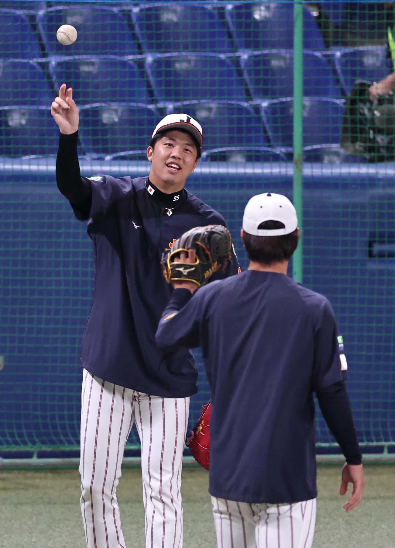 高橋（右）とキャッチボールをする才木（撮影・上田博志）