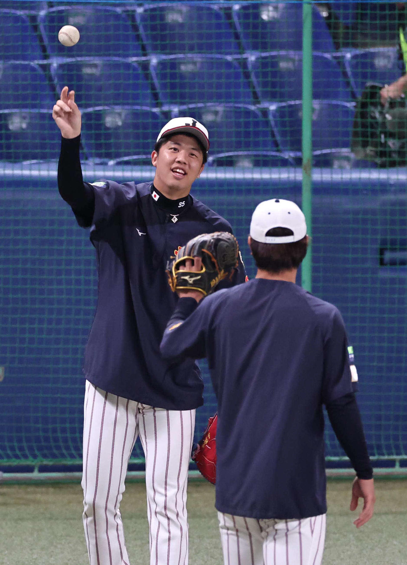 高橋（右）とキャッチボールをする才木（撮影・上田博志）