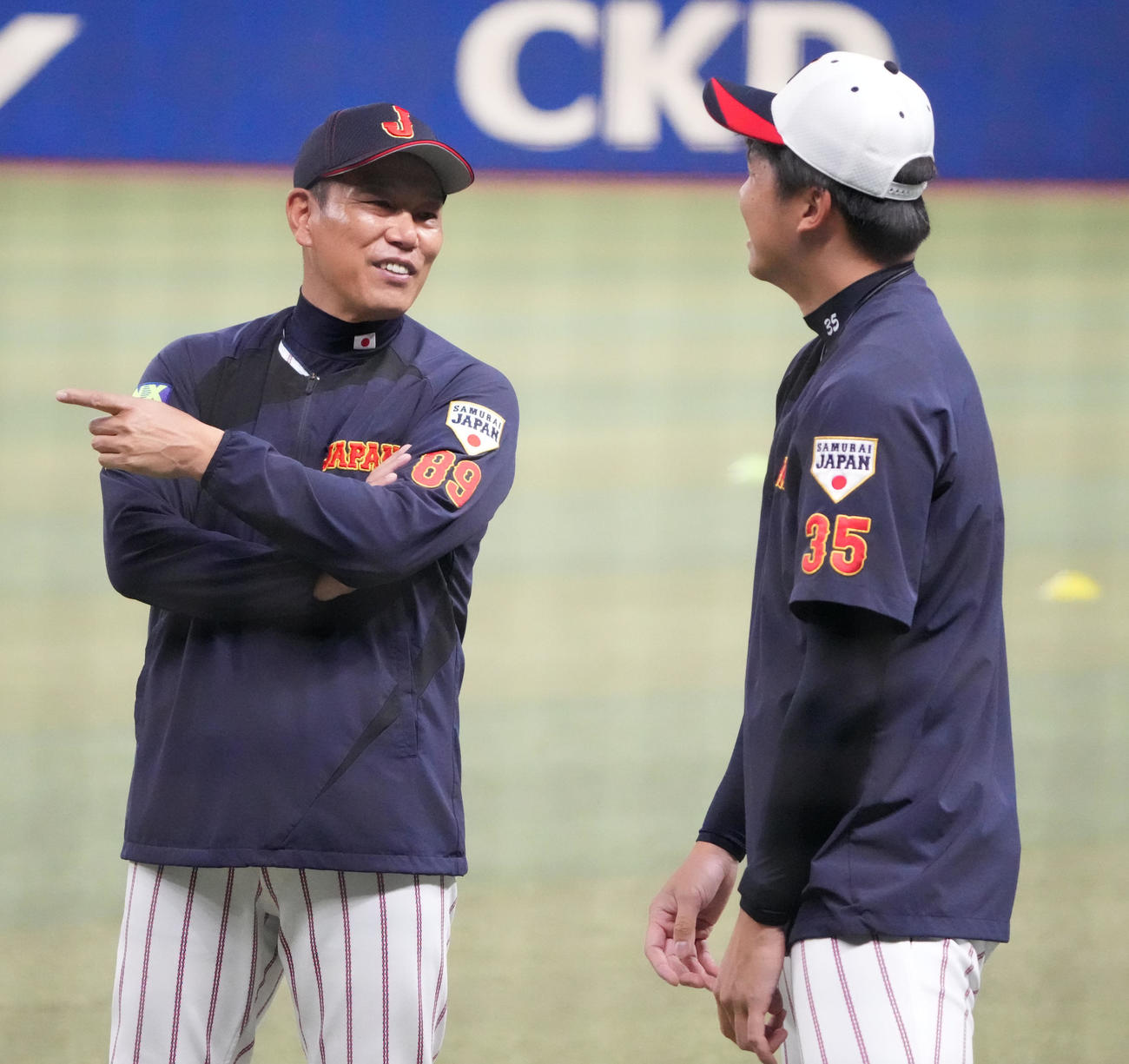才木と言葉を交わす井端監督（撮影・森本幸一）