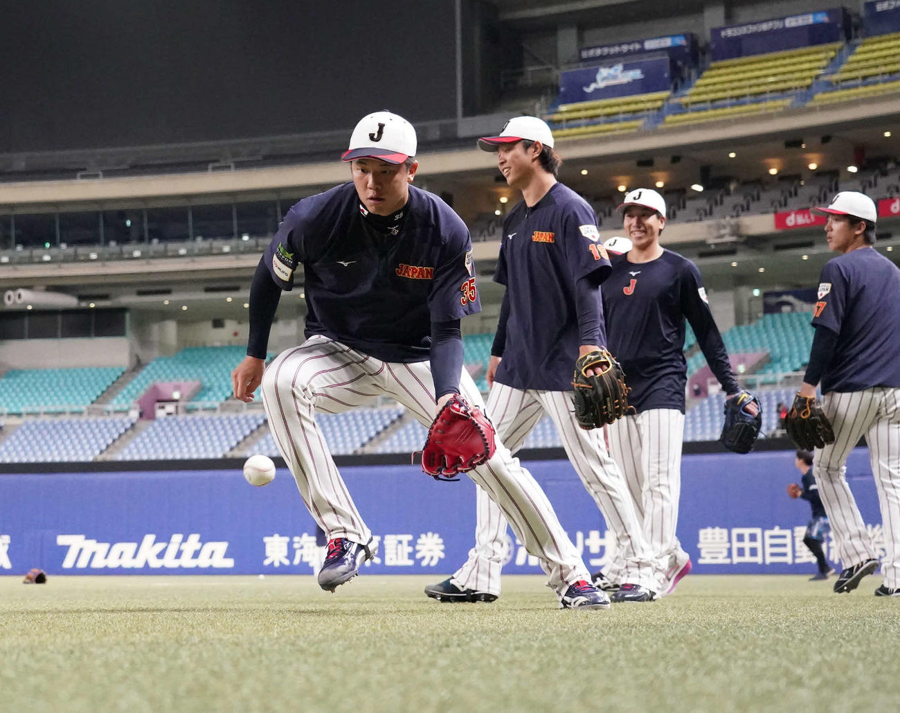 ノックを受ける阪神才木（撮影・森本幸一）