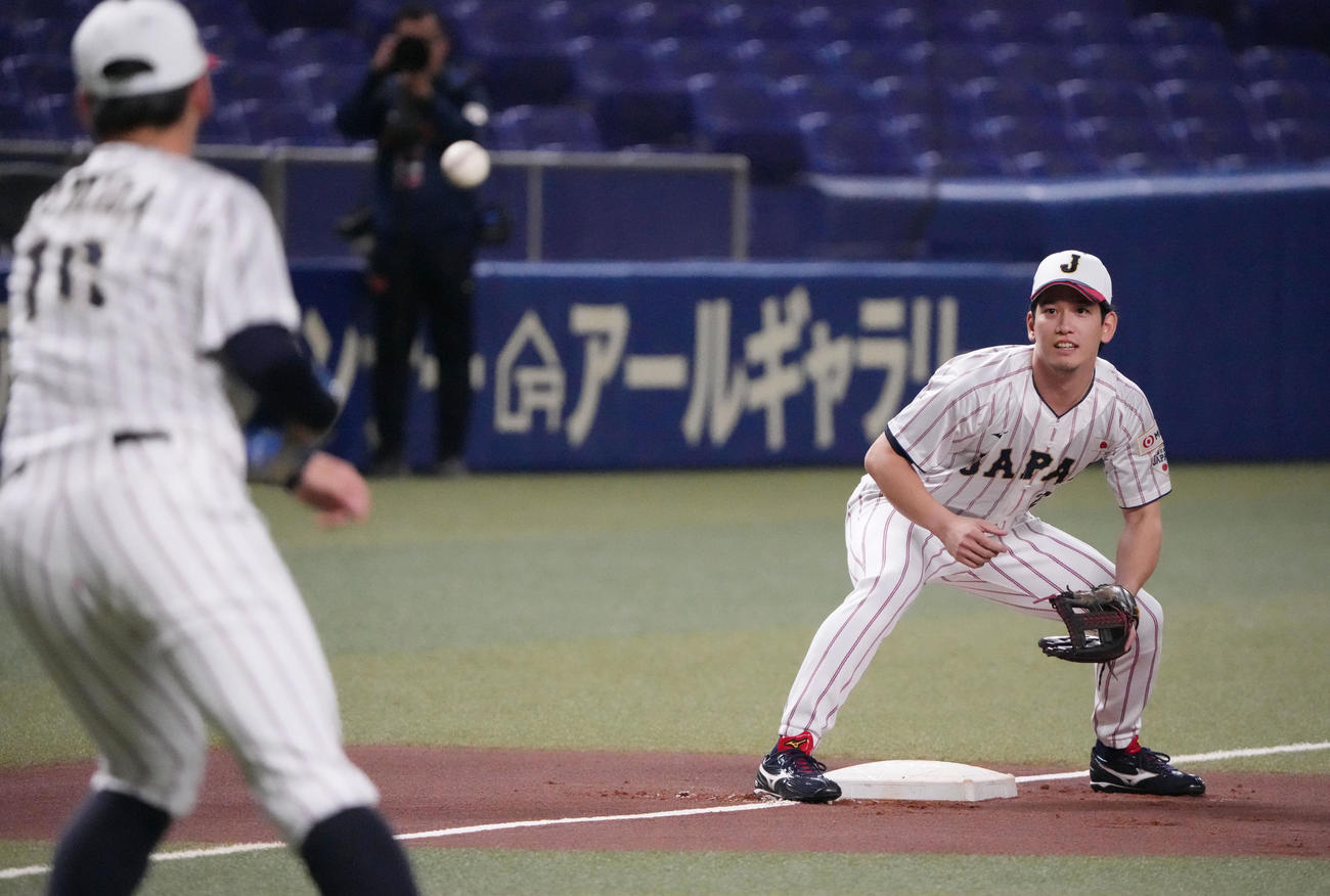 侍ジャパン練習　ノックを受ける栗原陵矢（右）（撮影・森本幸一）