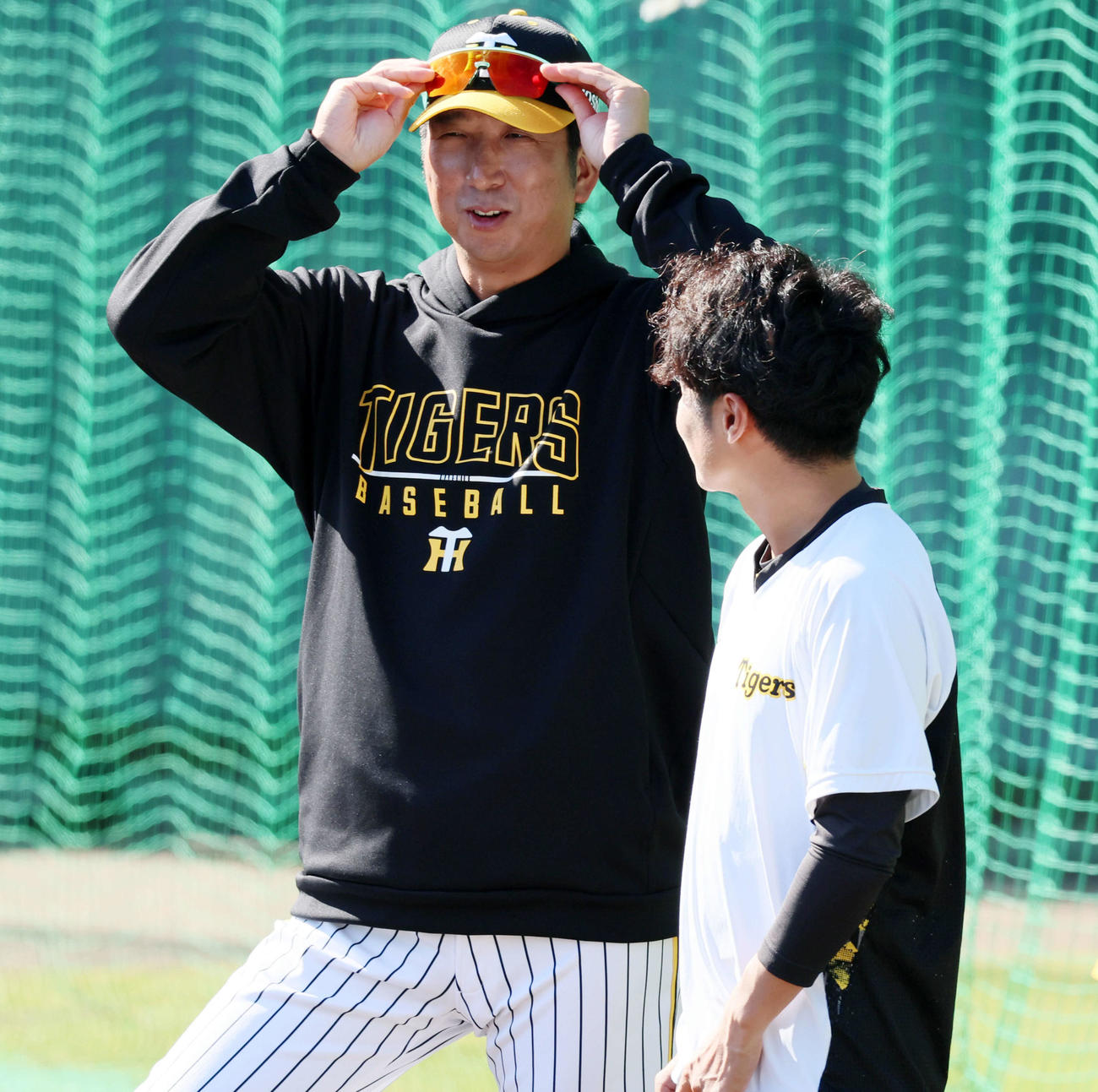 明るい表情でナインの練習を見る藤川監督（撮影・加藤哉）