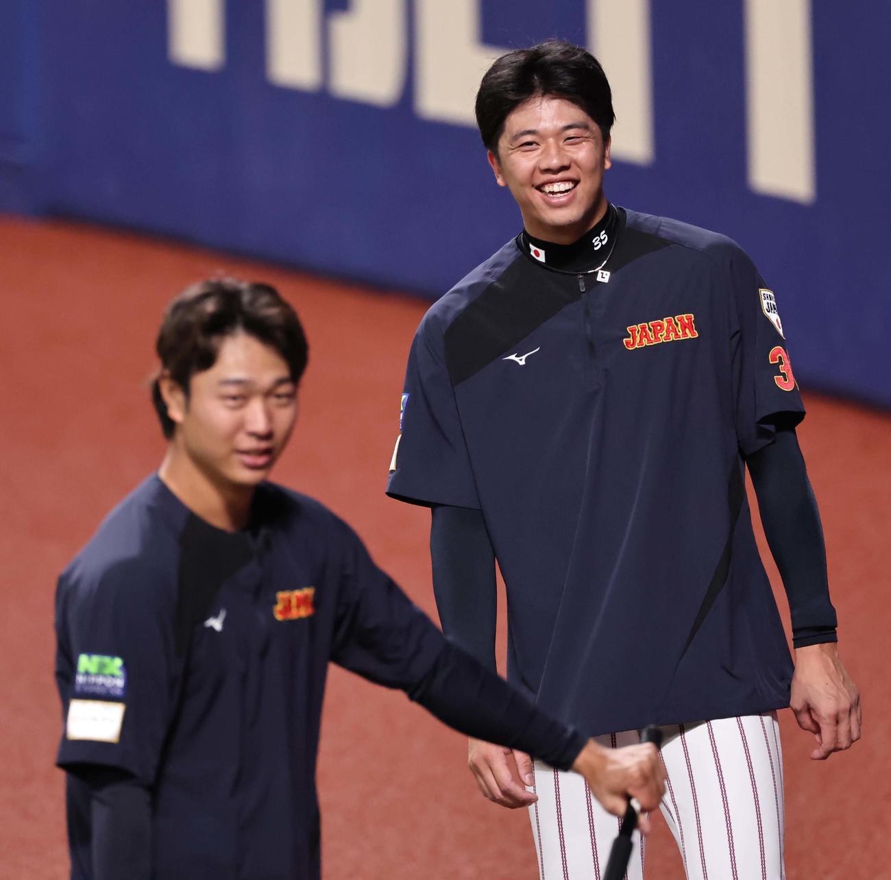 高橋（左）と談笑する才木（撮影・上田博志）