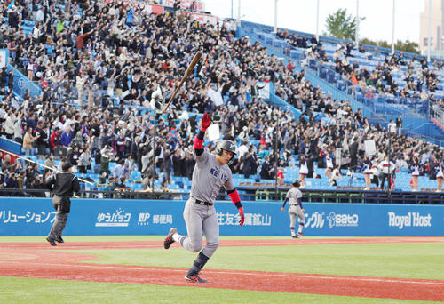 早大対慶大　6回裏慶大1死、左越え本塁打を放つ清原（撮影・野上伸悟）