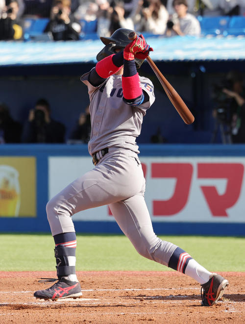 早大対慶大　1回裏慶大2死、右前打を放つ清原（撮影・野上伸悟）