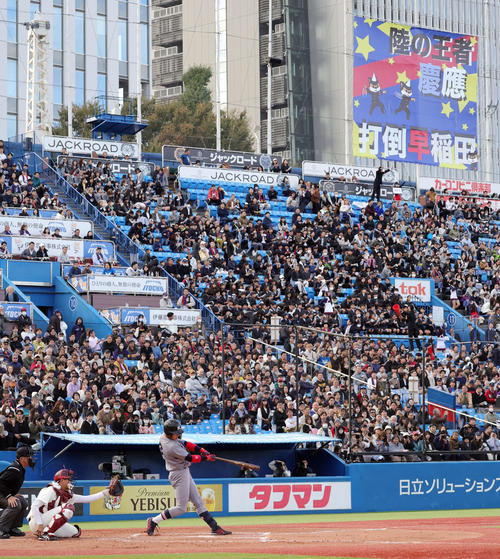 早大対慶大　6回裏慶大1死、左越え本塁打を放つ清原（撮影・野上伸悟）