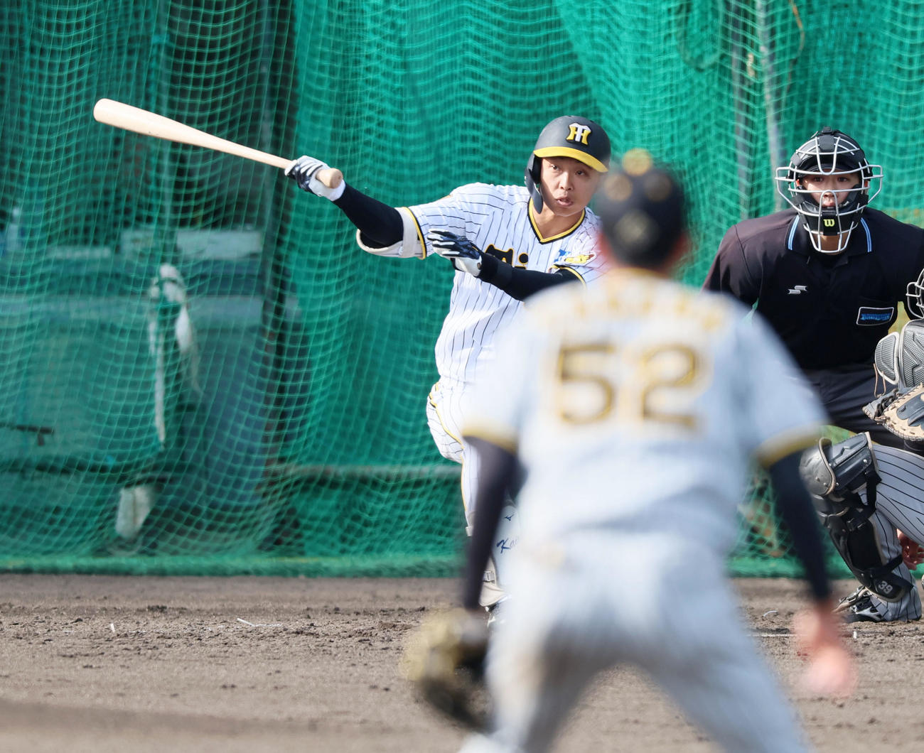 4回裏白組1死一塁、島田は右前打を放つ（撮影・加藤哉）