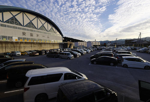 朝7時過ぎには満車となっていた、球場近くの駐車場（撮影・藤尾明華）