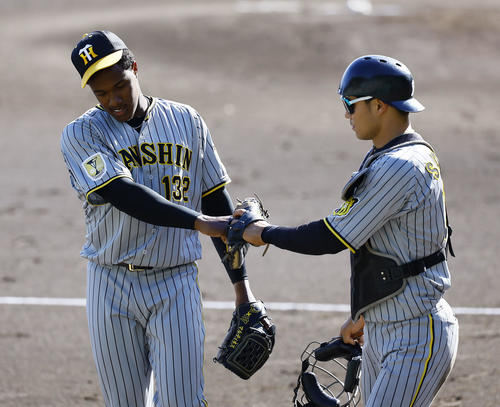 紅白戦で2回無失点で投げ終え、栄枝（右）とタッチを交わす紅組マルティネス（撮影・藤尾明華）