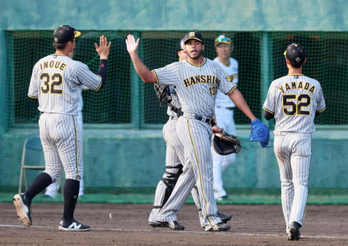 紅白戦　白組に勝利しナインとハイタッチするベタンセス（撮影・加藤哉）