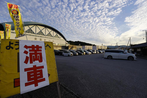 朝7時過ぎには満車となっていた、球場近くの駐車場（撮影・藤尾明華）