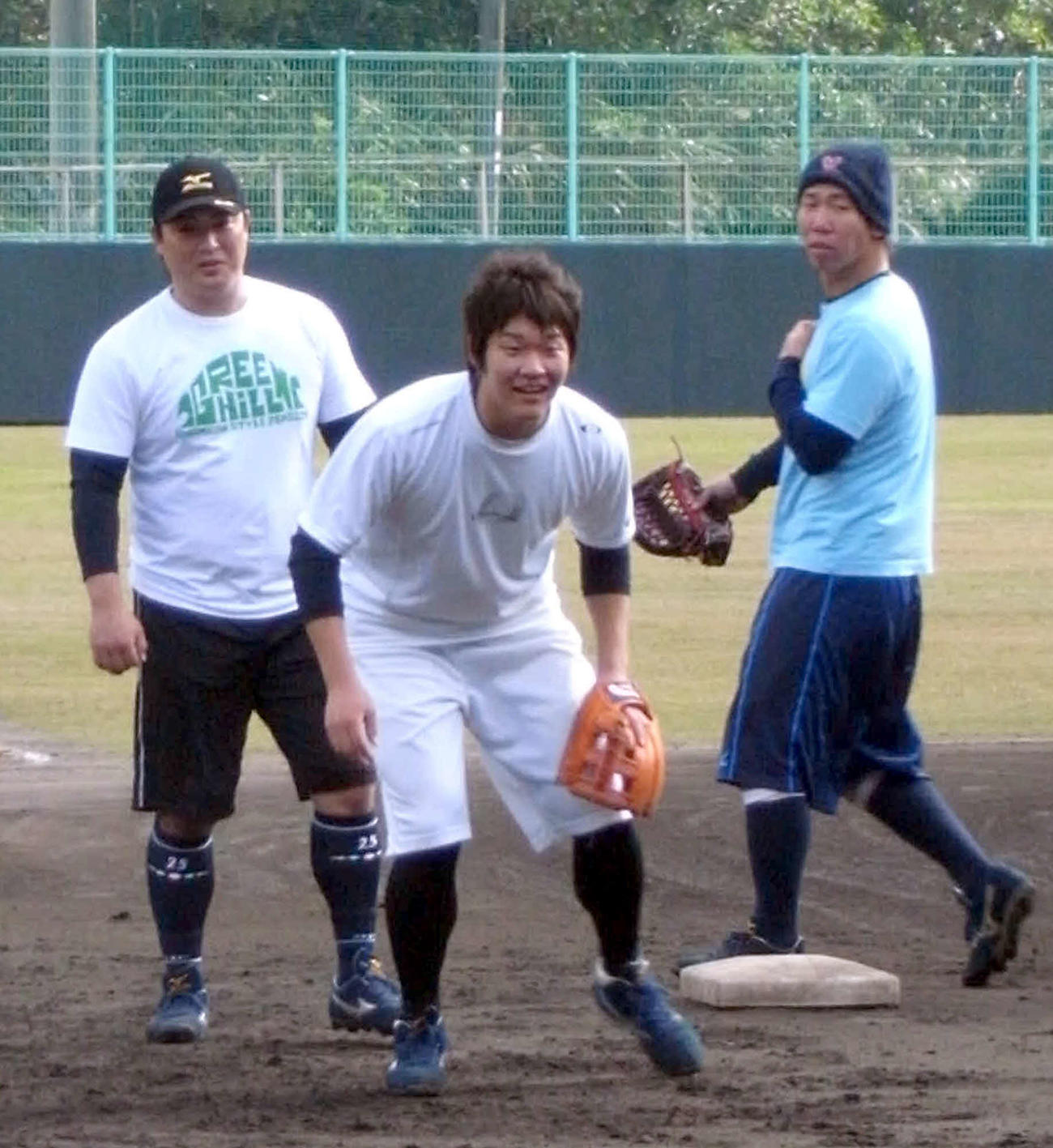 2011年1月13日、ノックを受ける筒香（手前）を見守る村田修一氏（左）と桑原義行氏